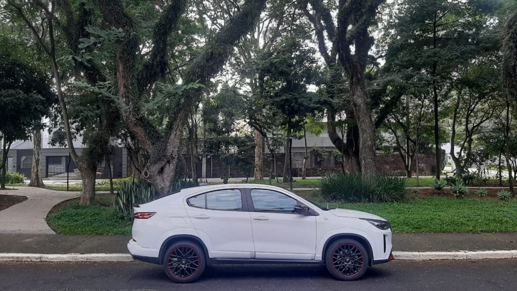 Comemoramos os 75 anos da marca avaliando o Abarth Fastback com motorização turbo com 185 cavalos de potência