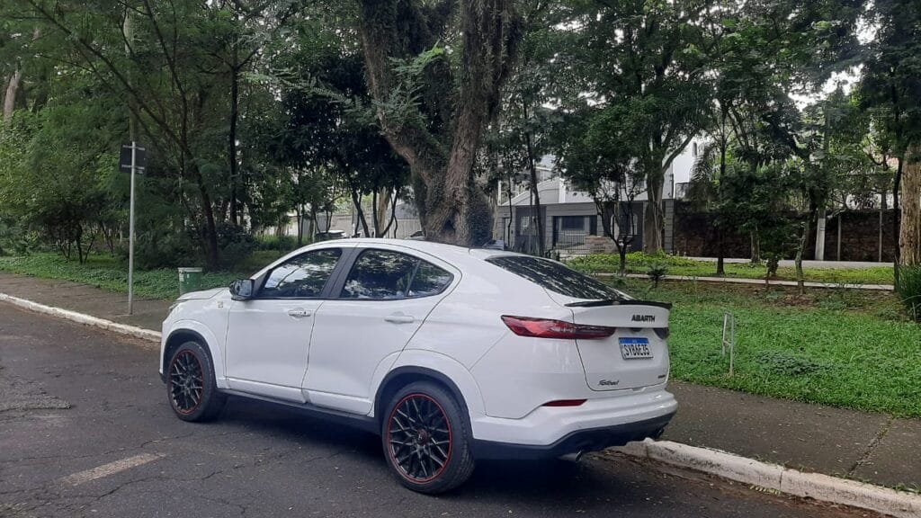 Comemoramos os 75 anos da marca avaliando o Abarth Fastback com motorização turbo com 185 cavalos de potência