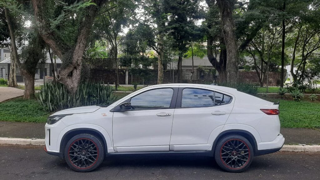 Comemoramos os 75 anos da marca avaliando o Abarth Fastback com motorização turbo com 185 cavalos de potência