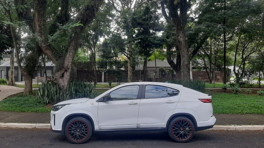 Comemoramos os 75 anos da marca avaliando o Abarth Fastback com motorização turbo com 185 cavalos de potência