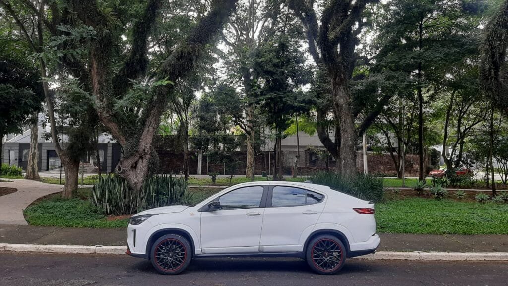 Comemoramos os 75 anos da marca avaliando o Abarth Fastback com motorização turbo com 185 cavalos de potência
