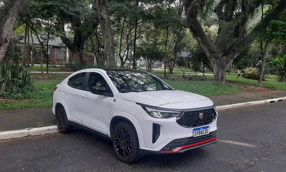 Comemoramos os 75 anos da marca avaliando o Abarth Fastback com motorização turbo com 185 cavalos de potência