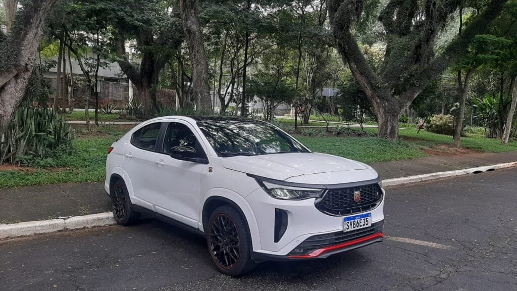 Comemoramos os 75 anos da marca avaliando o Abarth Fastback com motorização turbo com 185 cavalos de potência