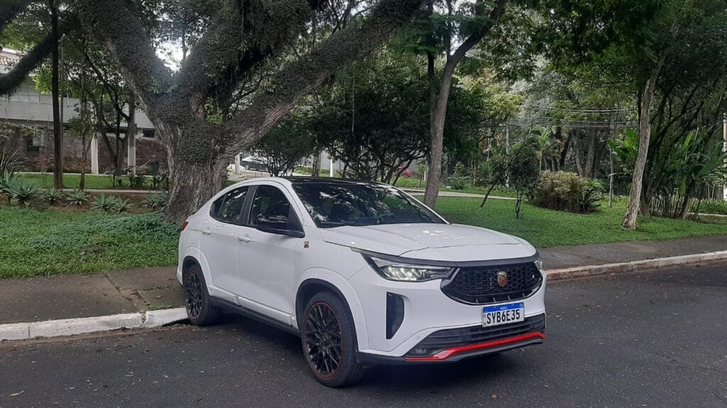 Comemoramos os 75 anos da marca avaliando o Abarth Fastback com motorização turbo com 185 cavalos de potência