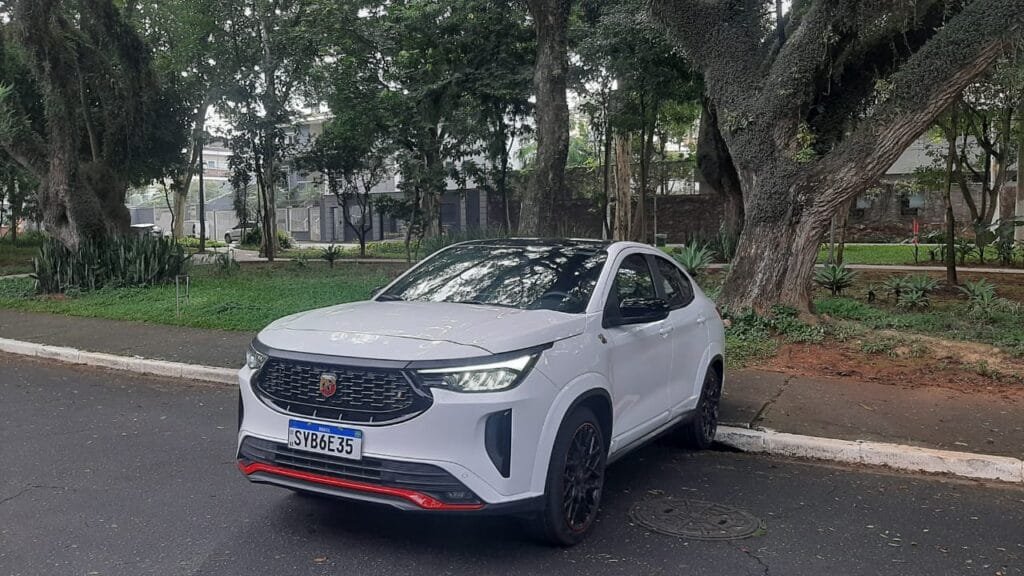 Comemoramos os 75 anos da marca avaliando o Abarth Fastback com motorização turbo com 185 cavalos de potência