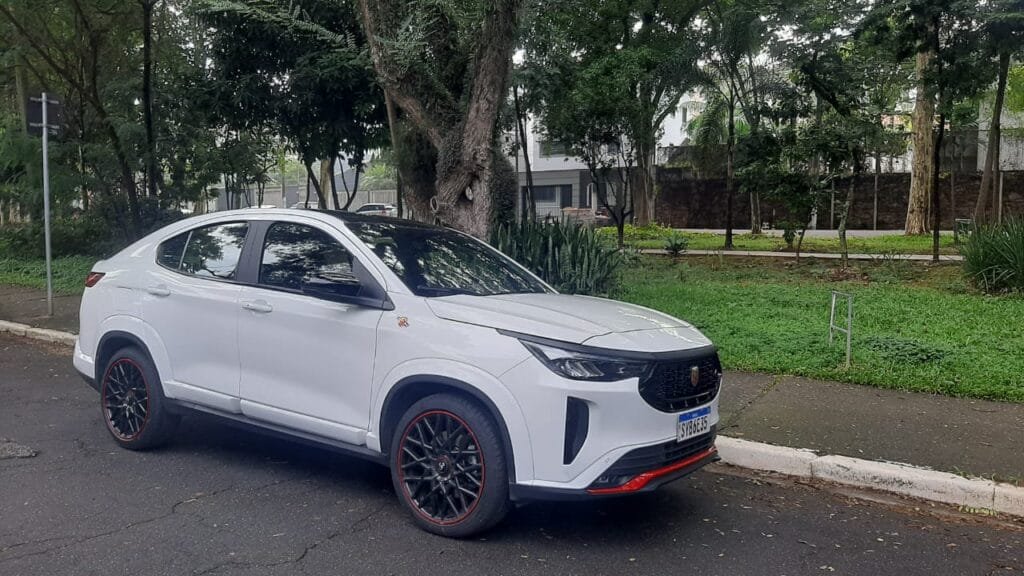 Comemoramos os 75 anos da marca avaliando o Abarth Fastback com motorização turbo com 185 cavalos de potência