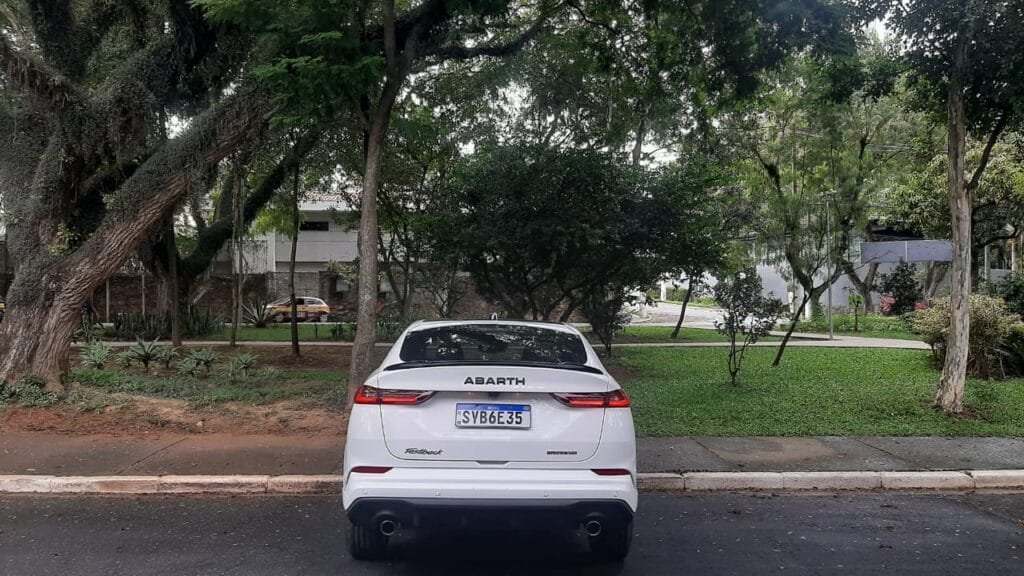 Comemoramos os 75 anos da marca avaliando o Abarth Fastback com motorização turbo com 185 cavalos de potência