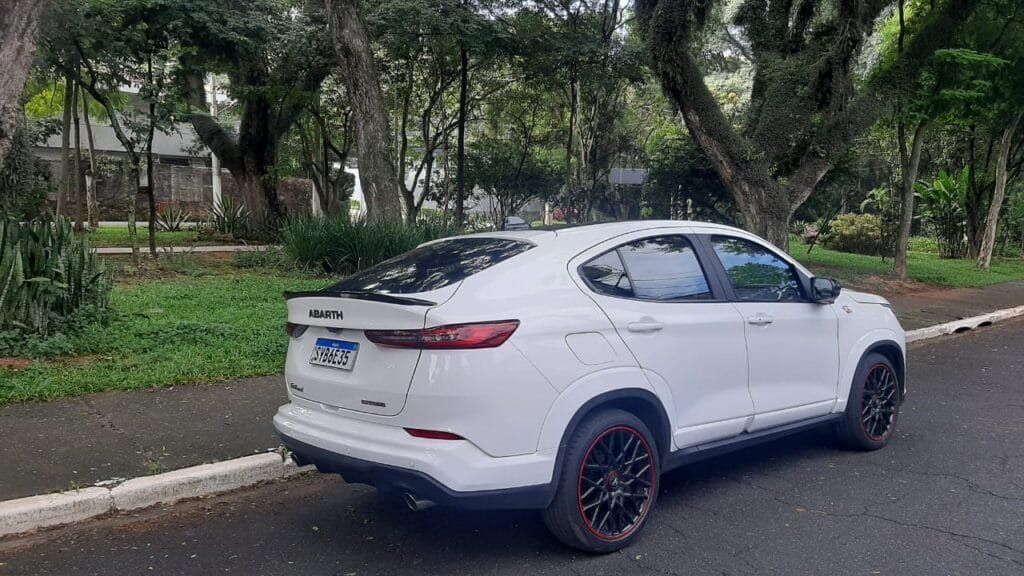 Comemoramos os 75 anos da marca avaliando o Abarth Fastback com motorização turbo com 185 cavalos de potência