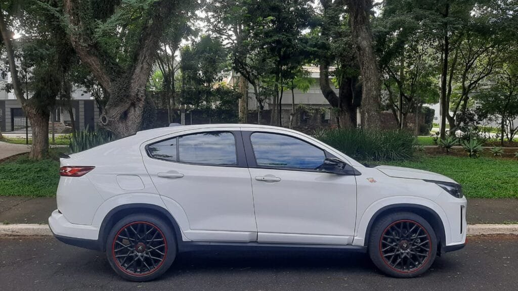 Comemoramos os 75 anos da marca avaliando o Abarth Fastback com motorização turbo com 185 cavalos de potência