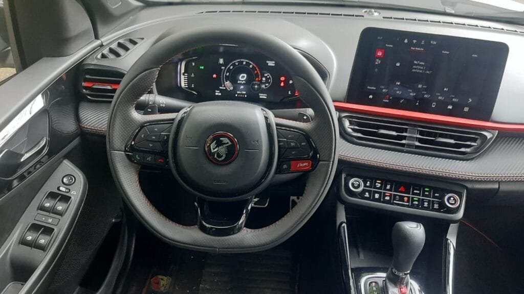 Comemoramos os 75 anos da marca avaliando o Abarth Fastback com motorização turbo com 185 cavalos de potência