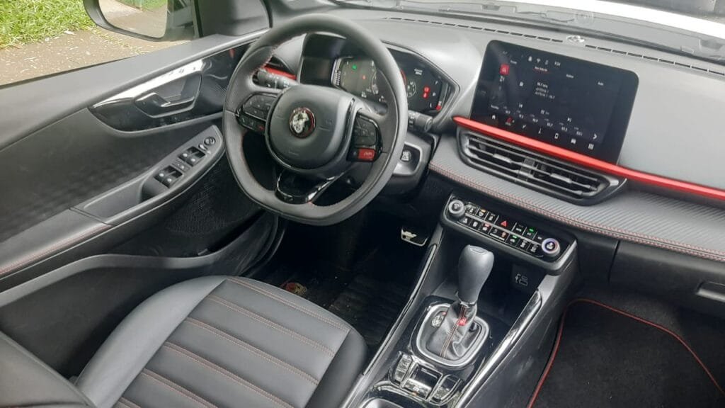 Comemoramos os 75 anos da marca avaliando o Abarth Fastback com motorização turbo com 185 cavalos de potência