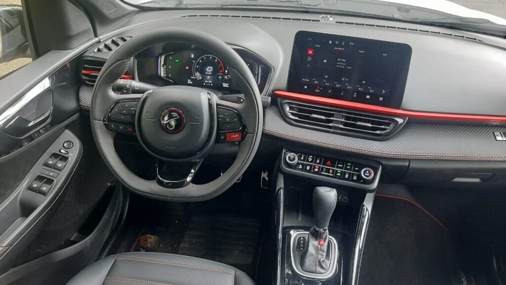 Comemoramos os 75 anos da marca avaliando o Abarth Fastback com motorização turbo com 185 cavalos de potência