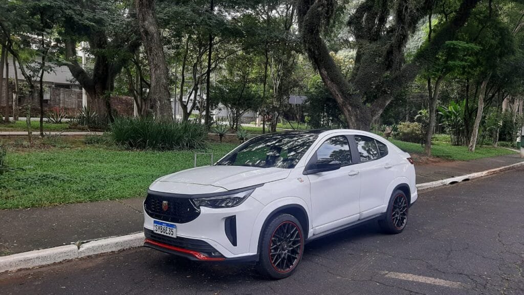 Comemoramos os 75 anos da marca avaliando o Abarth Fastback com motorização turbo com 185 cavalos de potência