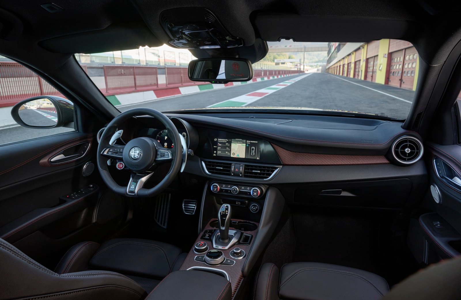 Alfa Romeo apresenta edição especial Quadrifoglio Super Sport
