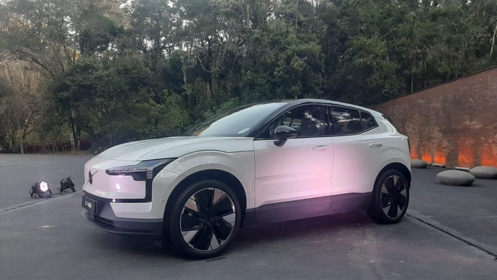 Sueco Volvo EX30 estreia no Brasil com preço de elétrico chinês