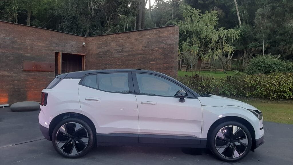 Sueco Volvo EX30 estreia no Brasil com preço de elétrico chinês