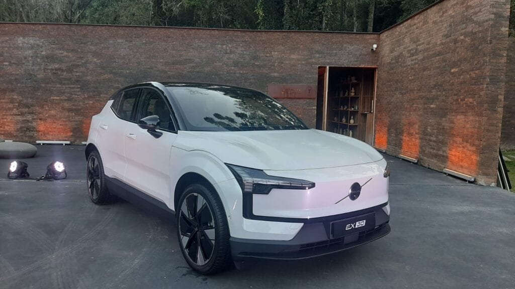 Sueco Volvo EX30 estreia no Brasil com preço de elétrico chinês