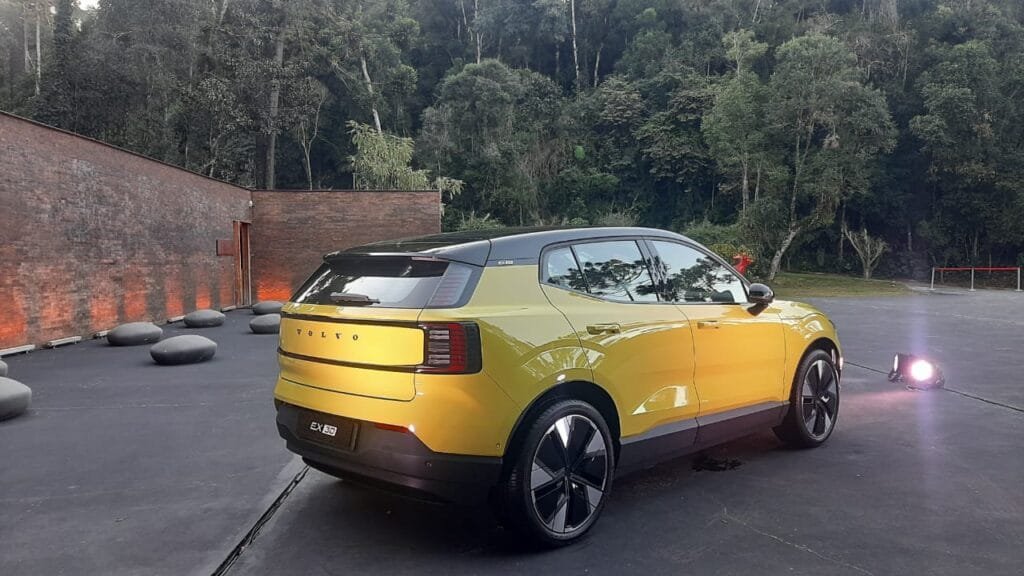 Sueco Volvo EX30 estreia no Brasil com preço de elétrico chinês