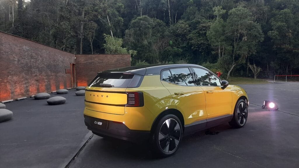 Sueco Volvo EX30 estreia no Brasil com preço de elétrico chinês