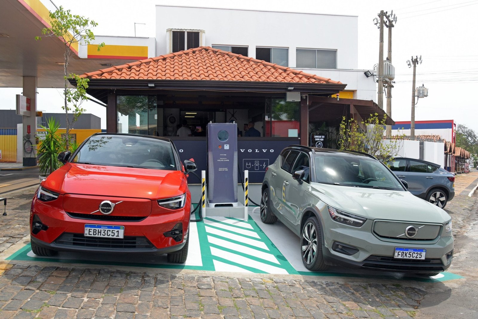 Volvo Car Brasil completa 50 eletropostos rápidos em estradas