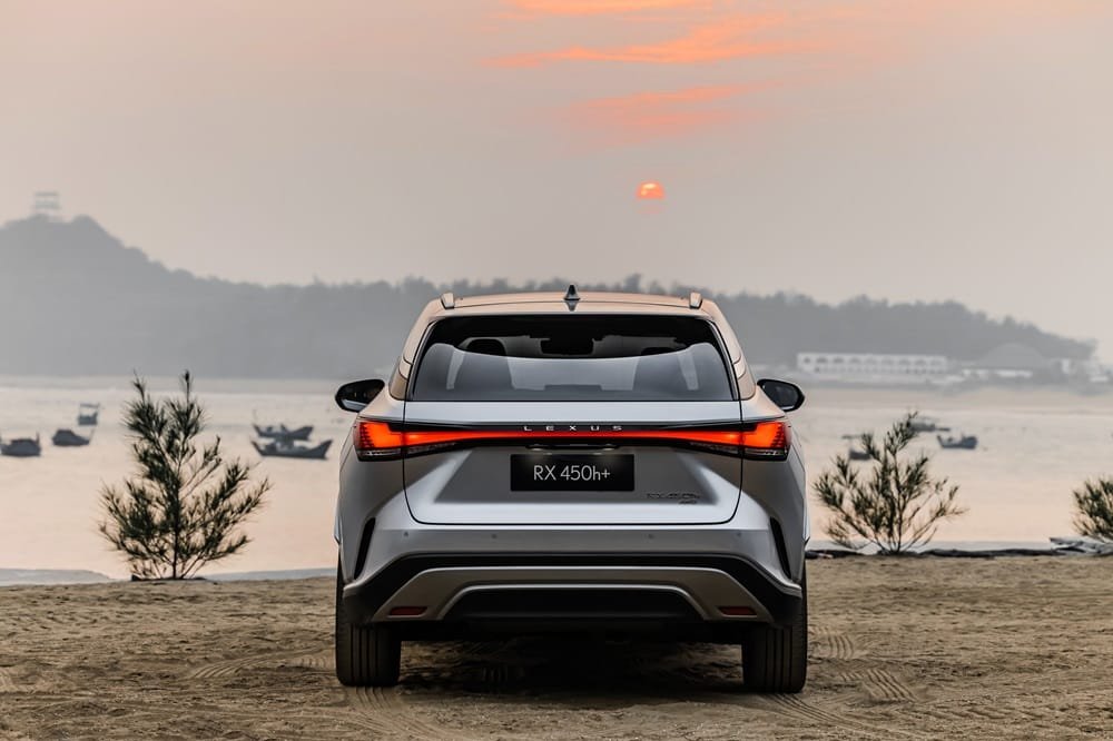 Lexus RX 450h+ chega ao Brasil