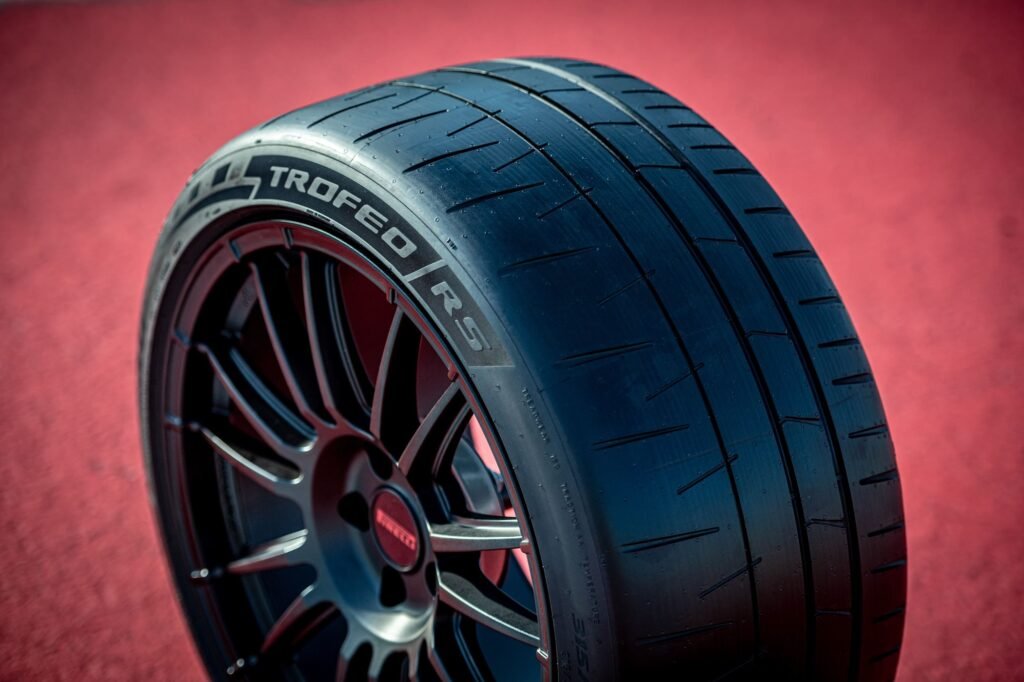 Pirelli lança no Brasil o pneu P Zero Trofeo RS