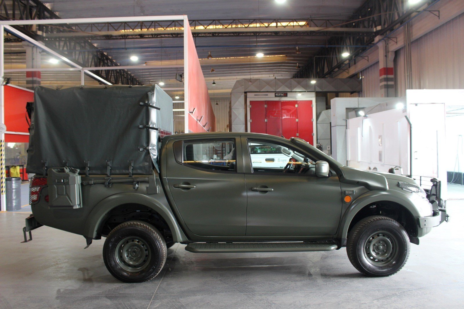 REVO apresenta versão militar da Mitsubishi L200 Triton