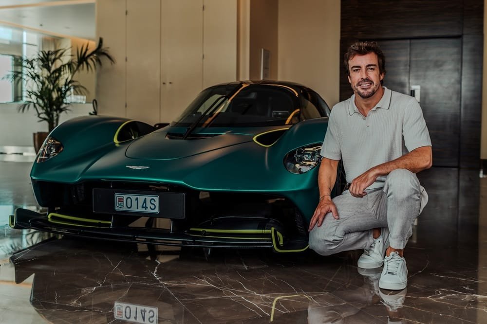 Fernando Alonso exibe seu novo Aston Martin em Mônaco