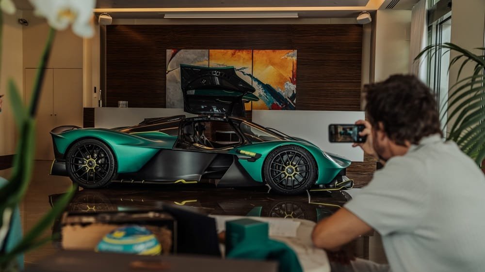 Fernando Alonso exibe seu novo Aston Martin em Mônaco