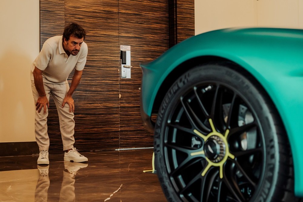 Fernando Alonso exibe seu novo Aston Martin em Mônaco