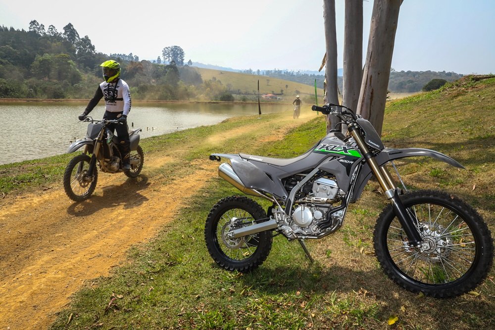 Kawasaki apresenta a linha KLX300R 2025