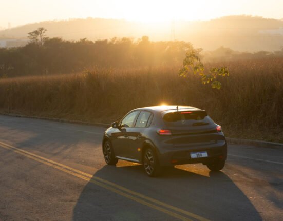 Peugeot 208 renovado chega em 4 versões na linha 2025