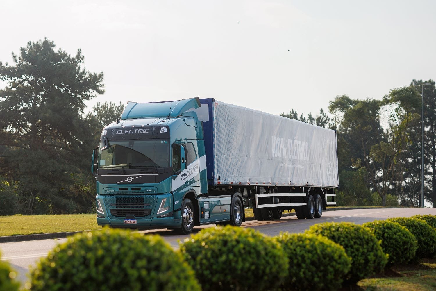Volvo apresenta caminhões elétrico e a biodiesel na Fenatran 2024
