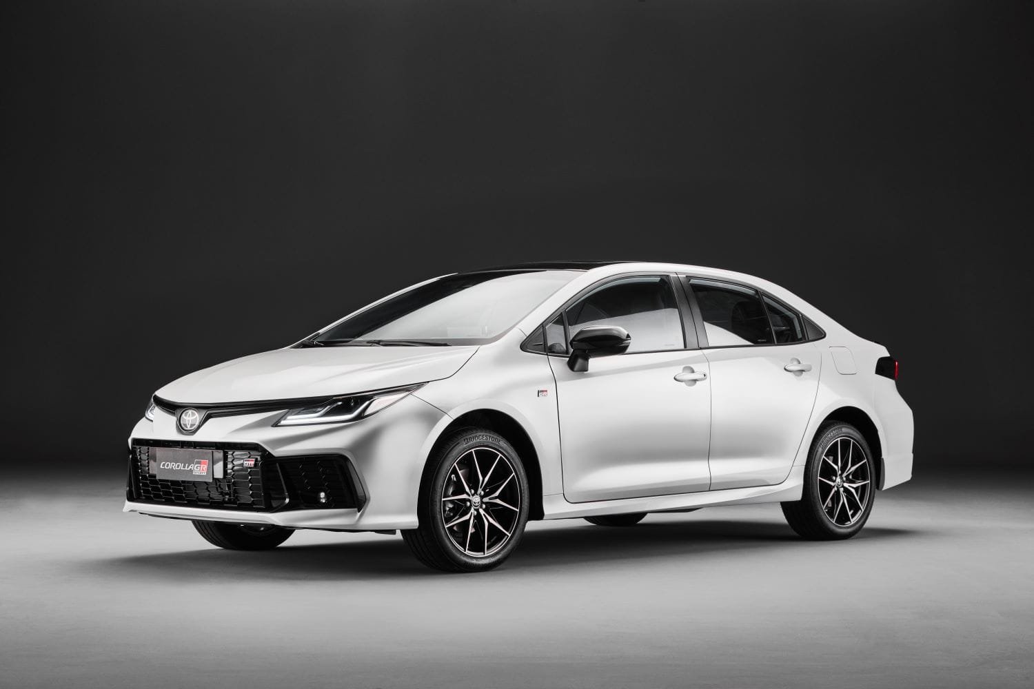 Corolla 2025 ganha atualizações e garantia de 10 anos