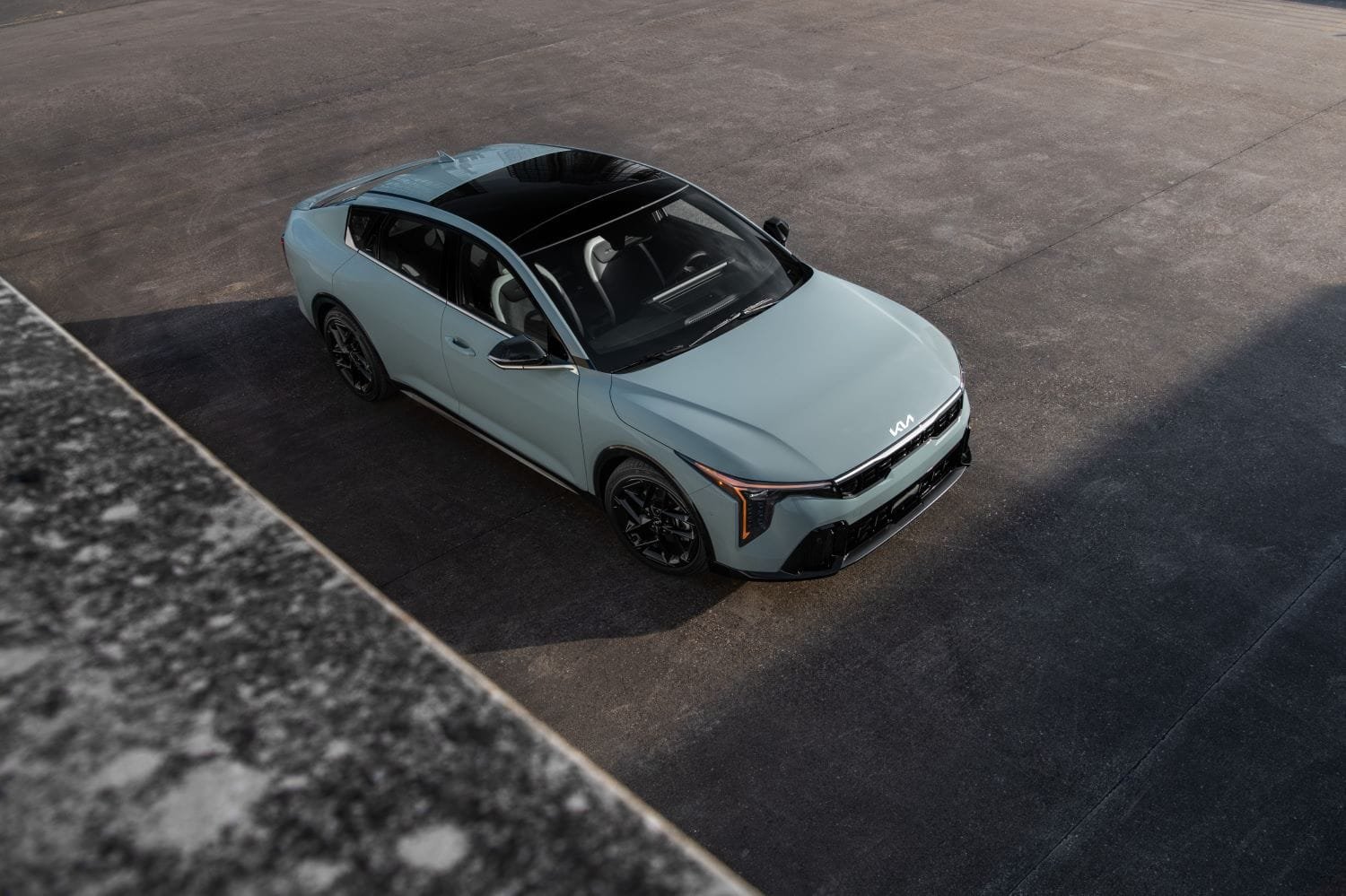 Kia K4 2025 é um sedã esportivo e tecnológico