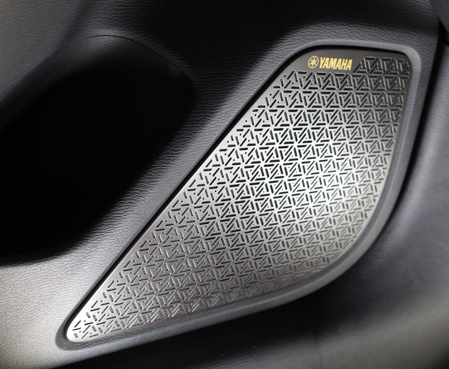 Mitsubishi revela as primeiras imagens do interior do Outlander 2025