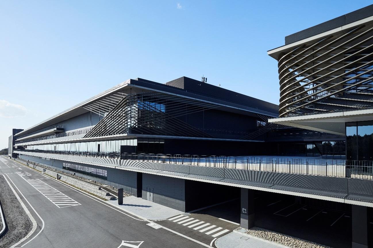 Inauguração de sede moderna marca o 35º aniversário da Lexus