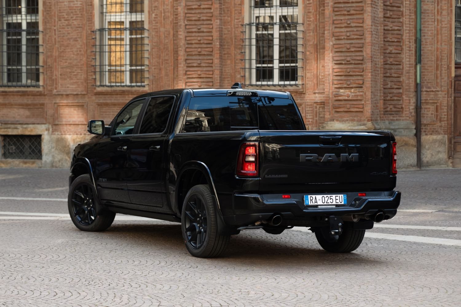 Ram 1500 Laramie Night: estilo e tecnologia avançados