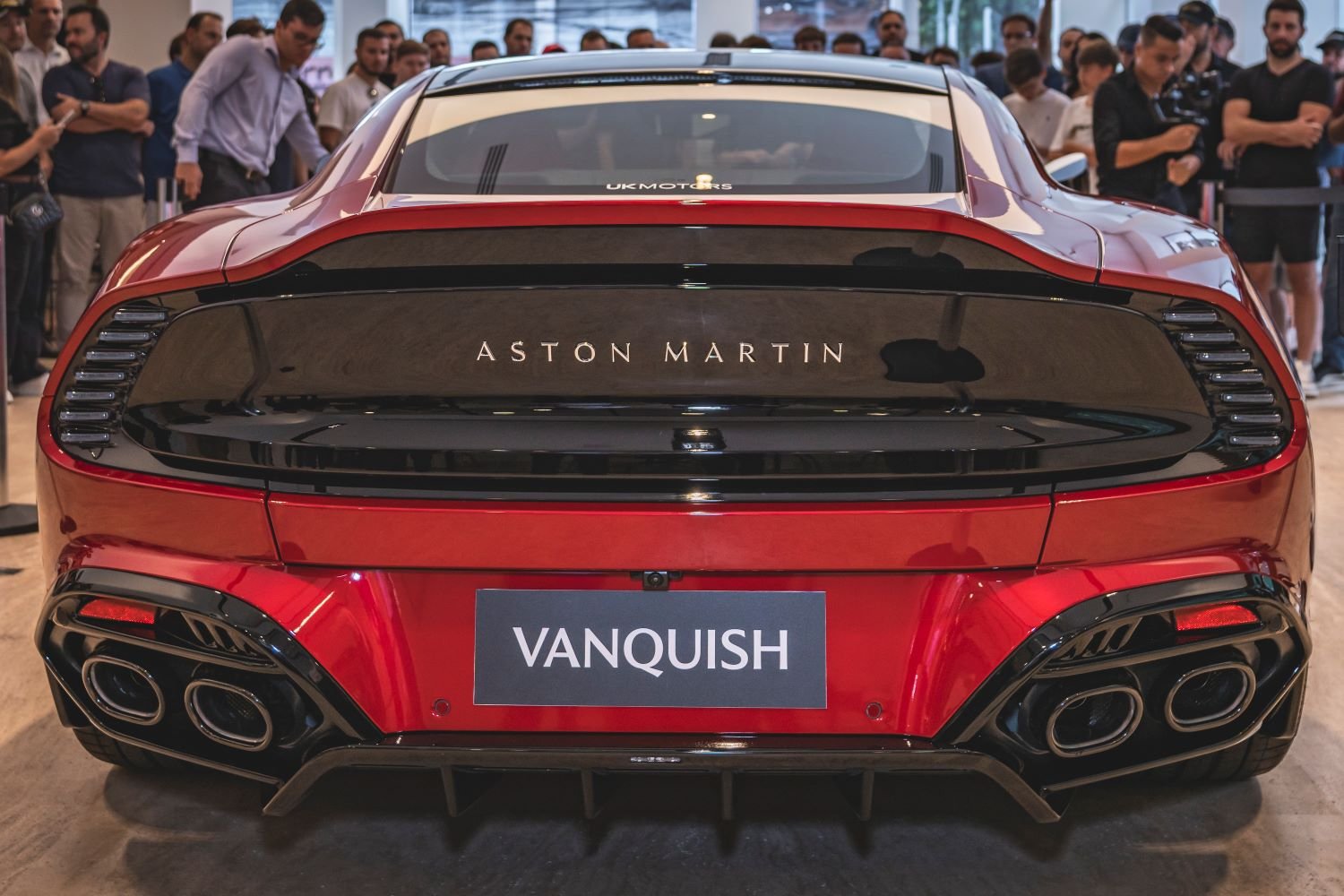 Aston Martin Vanquish 2024 chega ao Brasil por R$ 5,4 milhões