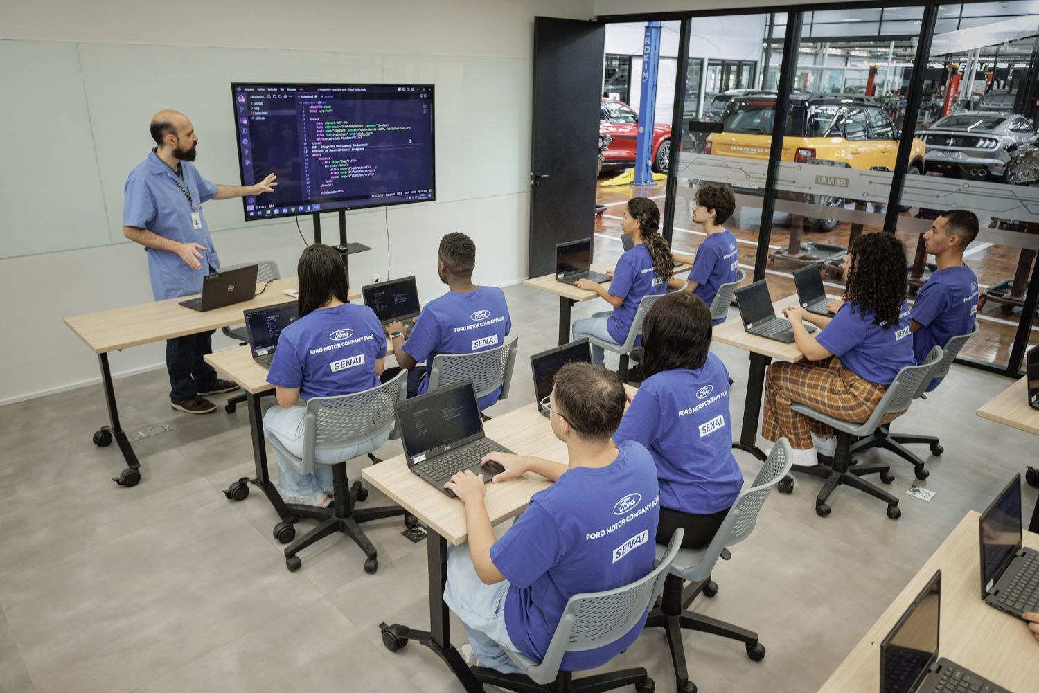 Ford amplia oportunidades para programadores de software