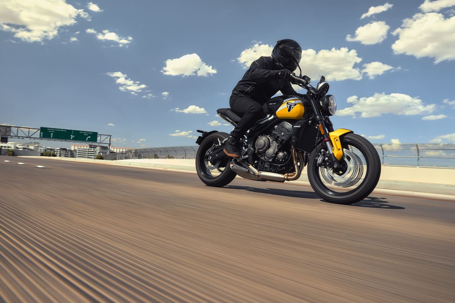 Triumph traz mais tecnologia e novidades na linha Trident 660 2025