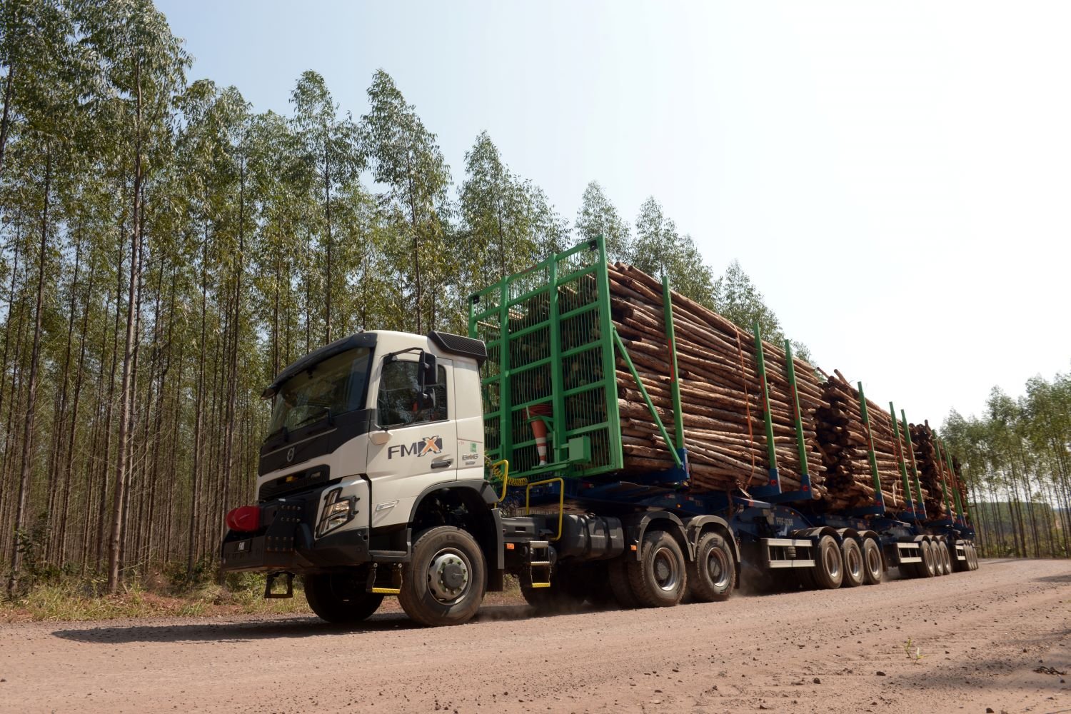 Volvo mantém liderança no mercado brasileiro de caminhões em 2024