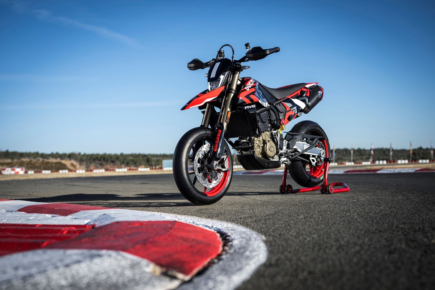 Ducati lança Hypermotard 698 Mono com motor monocilíndrico