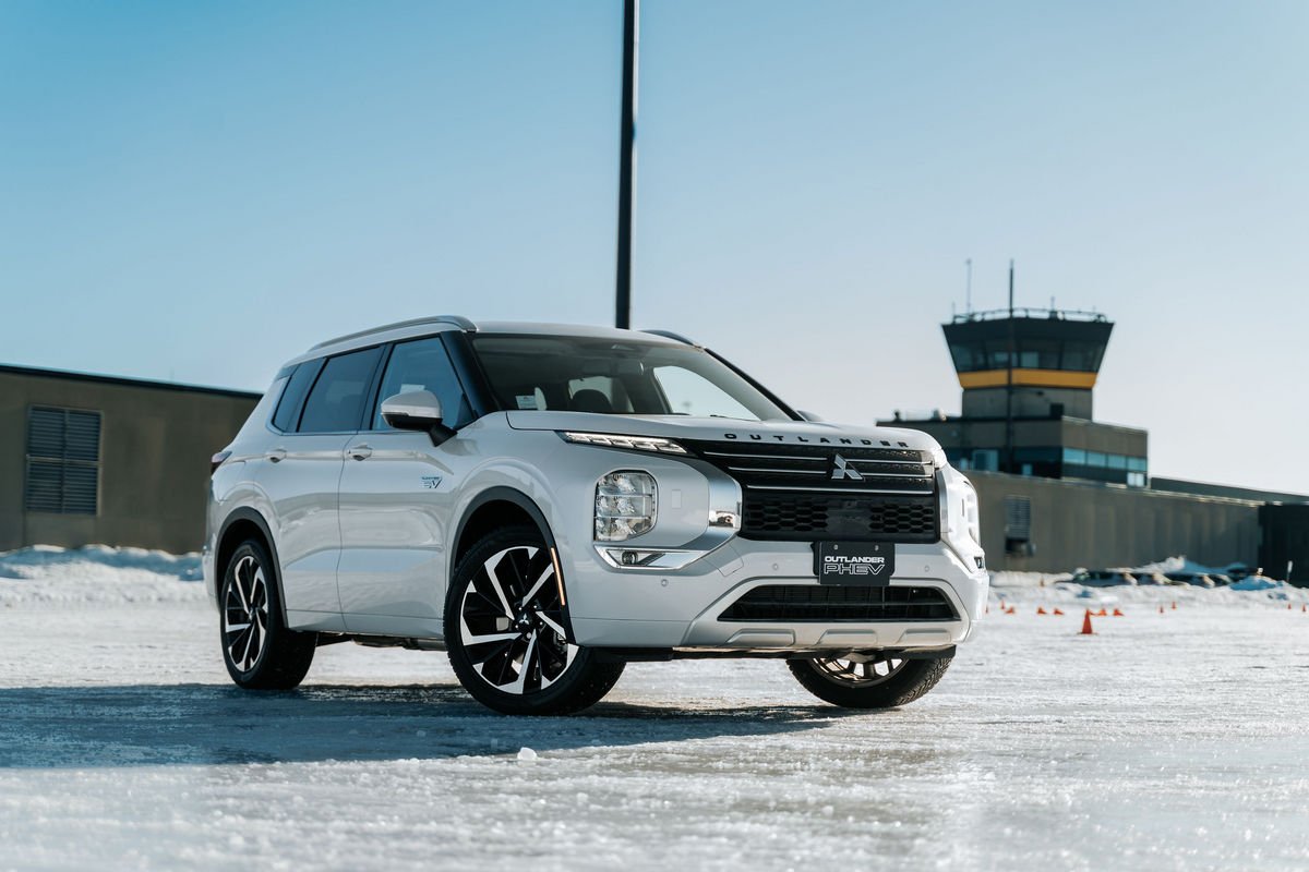 Mitsubishi anuncia geração híbrida Outlander no Brasil