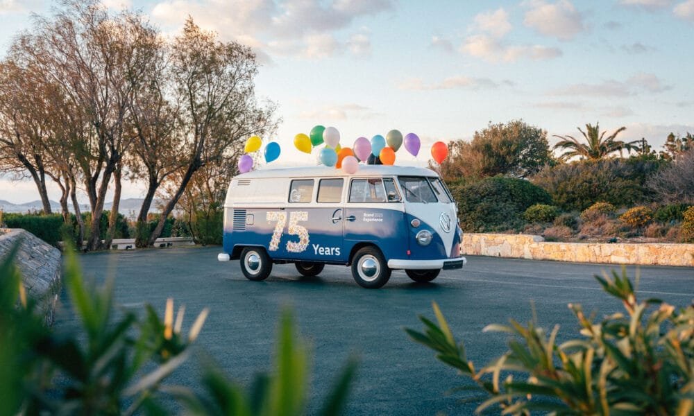 Volkswagen celebra 75 anos da Kombi com nova era elétrica