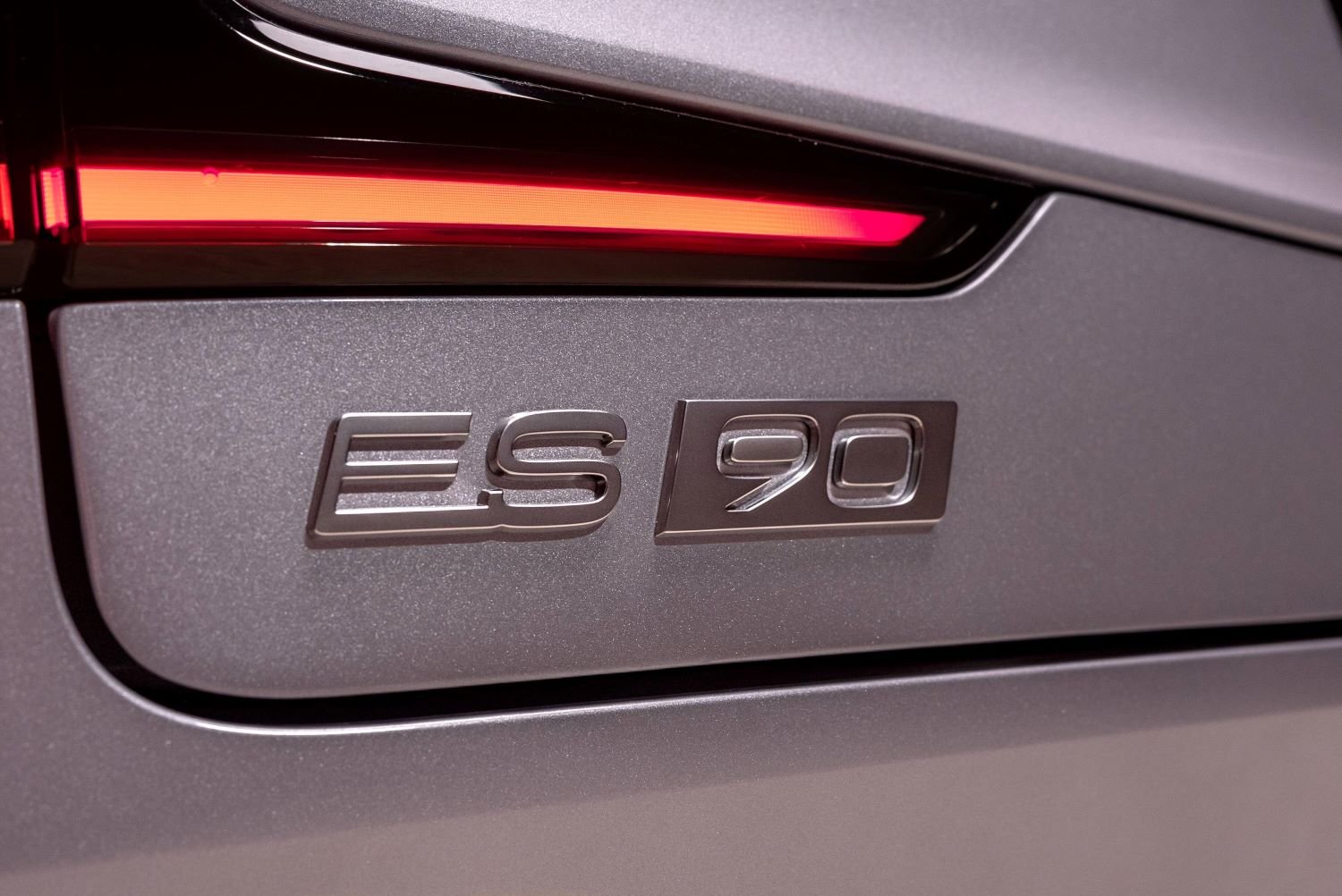 Volvo ES90 estreia com tecnologia de 800 volts