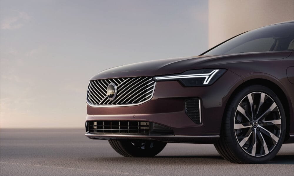 Volvo lança novo S90 com atualização tecnológica e design moderno
