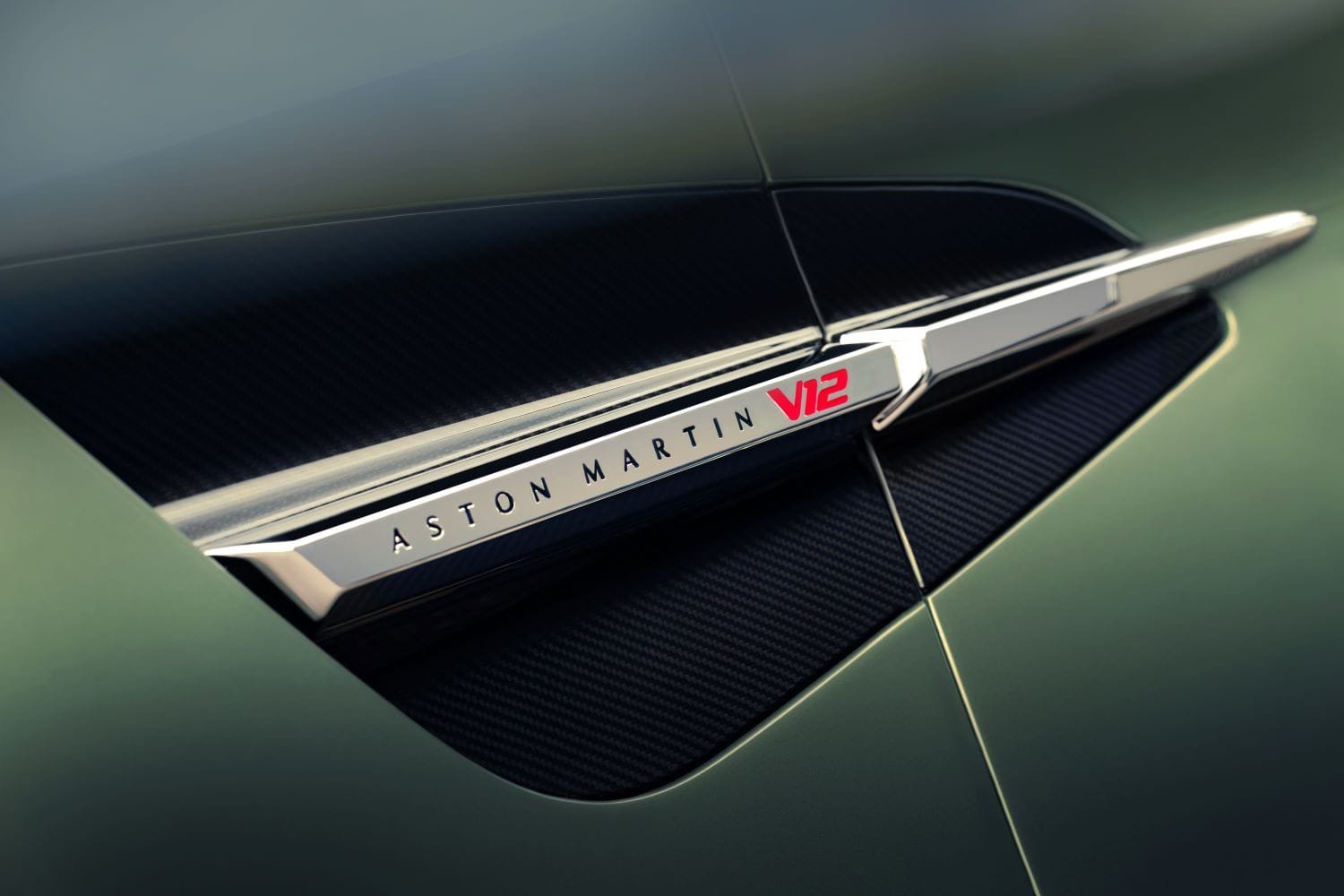 Aston Martin antecipa lançamento do Vanquish Volante