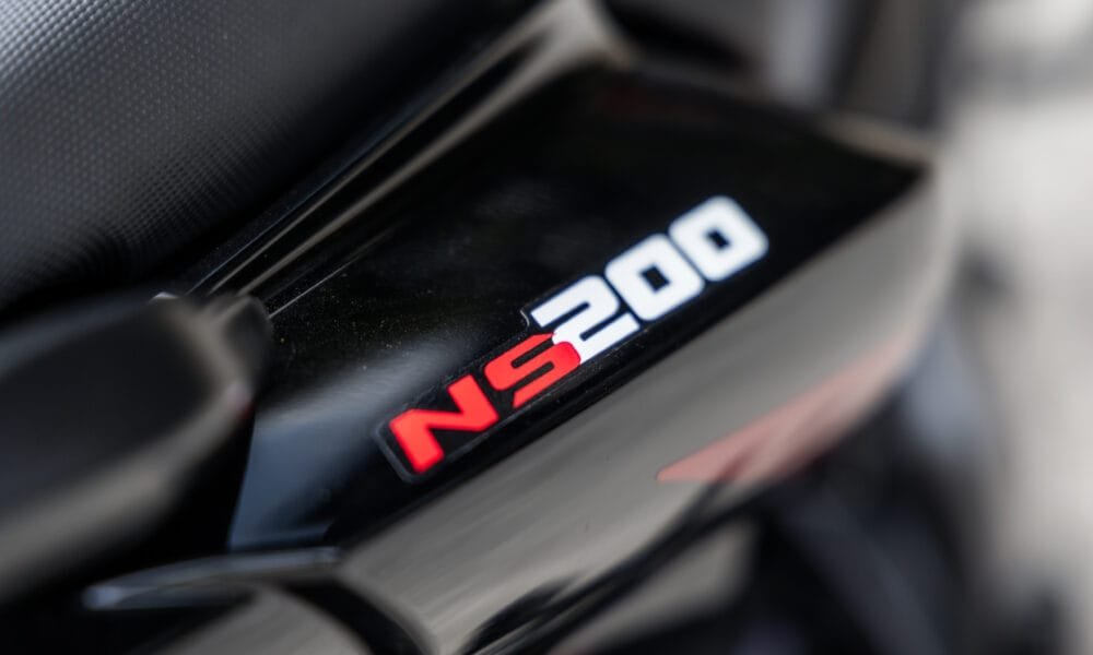 Bajaj traz recursos inéditos na Dominar NS 200 2026