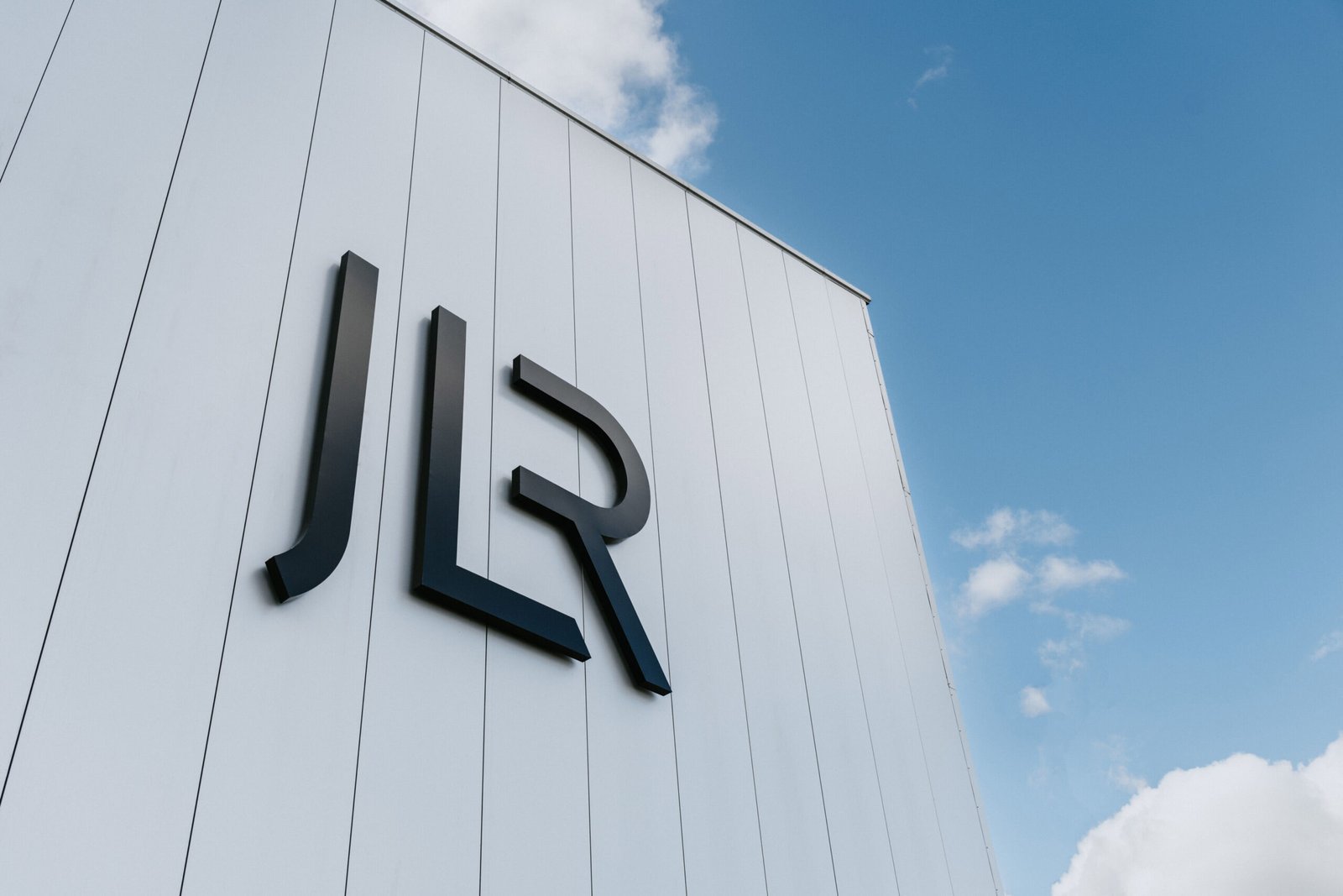 JLR aposta na reutilização de equipamentos para otimizar produção de elétricos